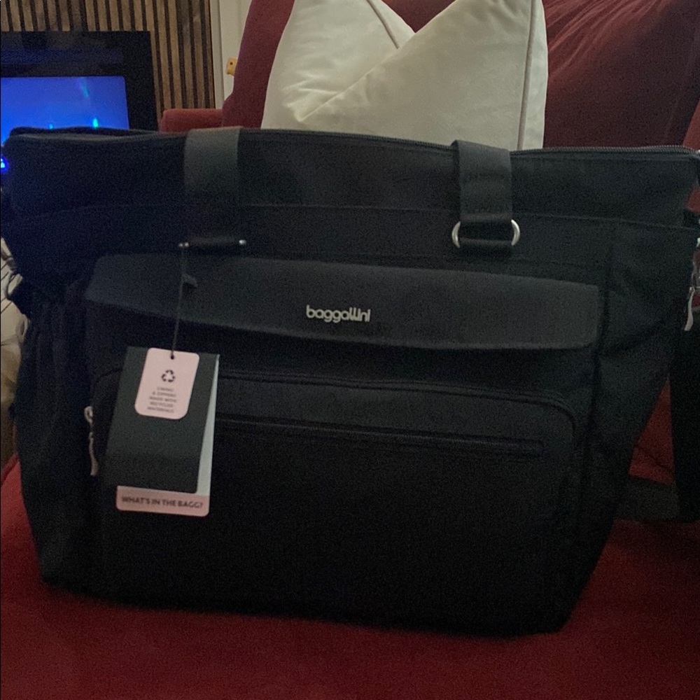 Baggallini Black Messenger Bag Durable Nylon Travel Essential